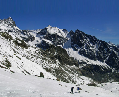 Torre Gran San Pietro, Ondezana e Becco di Valsoera visti scendendo dal colle dei Becchi